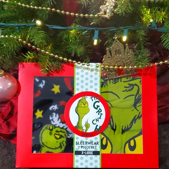 NIB: 🤵♂UNISEX🙍♀️GRINCH PAJAMA SET ✨️BONUS: GRINGH SOCKS✨️ - Picture 2 of 8